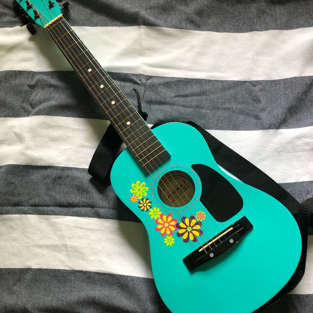 BEAUTIFUL Miniature acoustic guitar